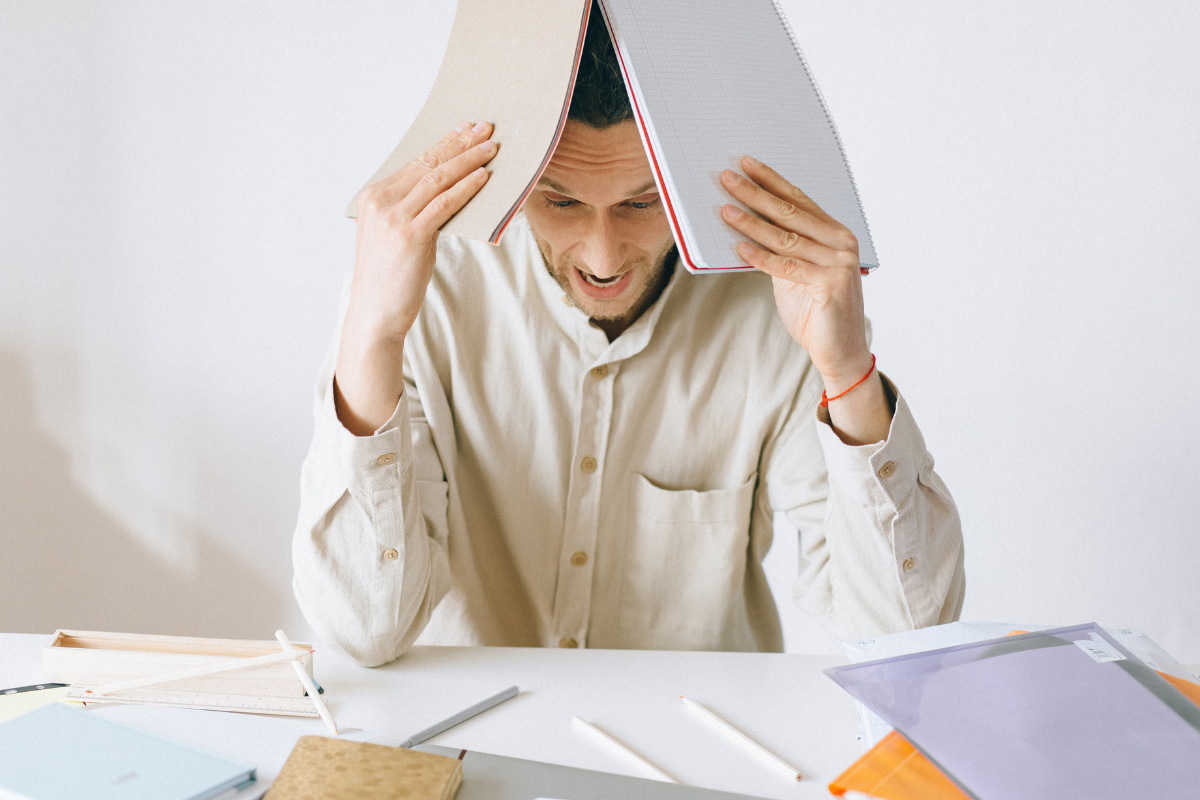 La sobrecarga de trabajo, burocracia y funciones causa estrs y sndrome de burnout